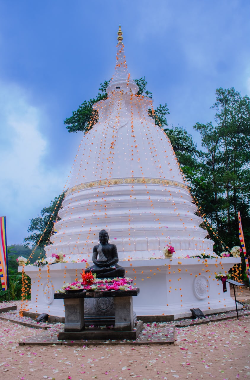 ගාල්ල කහදූව ශ්‍රී ලංකාරාමය විහාරස්ථානයේ අභිනවයෙන් ඉදිකරන ලද චෛත්‍යරාජයාණන් වහන්සේගේ කොත නිරාවරණය කිරීමේ පුණ්‍ය මහෝත්සවය