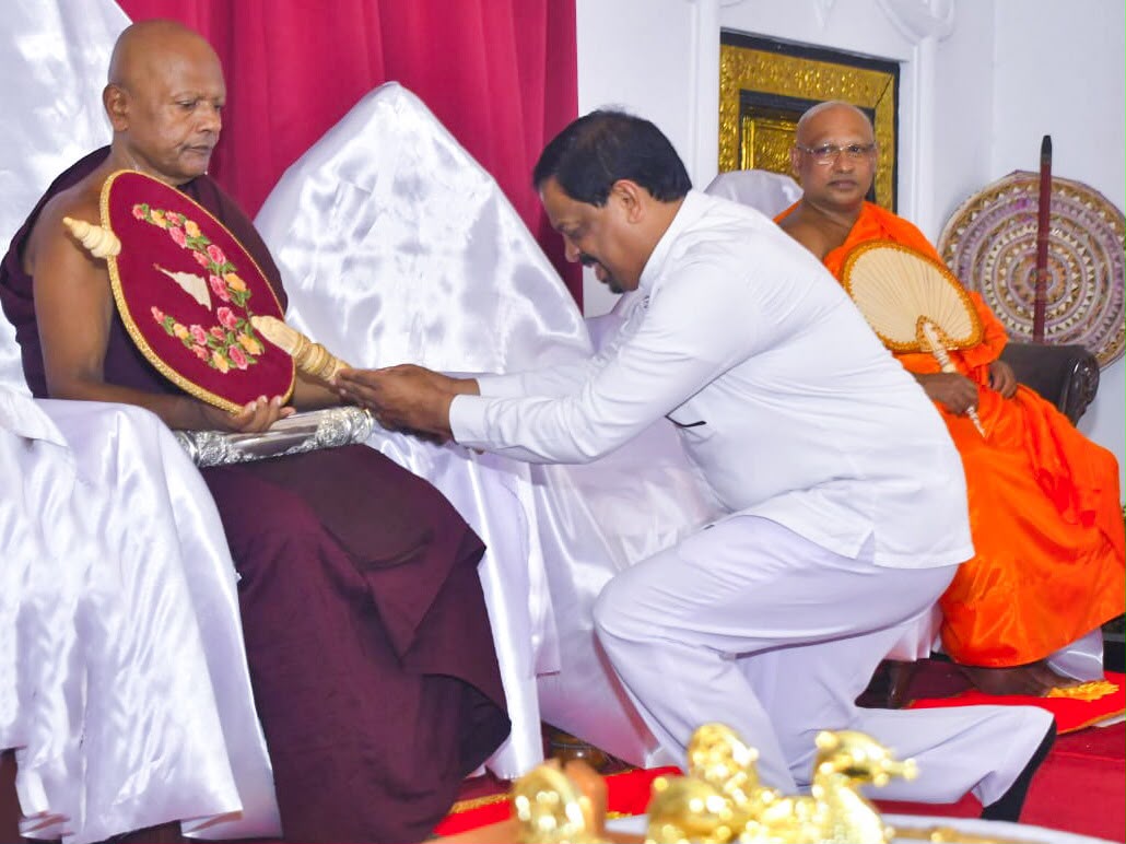 අතිගෞරවාර්හ විනය කීර්ති ශ්‍රී ඤාණානන්ද මහකන්දේ ශ්‍රී රතනපාලාභිධාන මහානායක ස්වාමින්ද්‍රයන් වහන්සේට මහා විහාර වංශික ස්‍යාමෝපාලි මහා නිකායේ වනවාස පාර්ශවයේ අභිනව මහානායක පදවිය පිළිබඳව ශ්‍රී සන්නස් පත්‍රය පිළිගැන්වීම