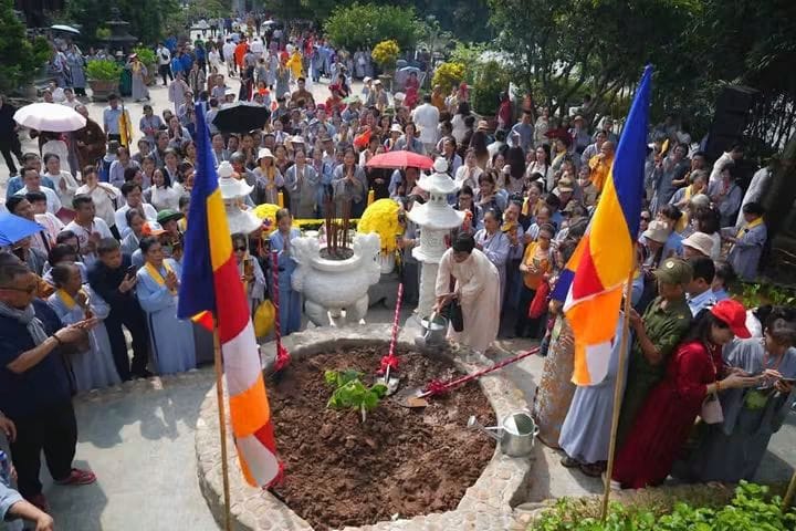 වියට්නාමයෙ හැනෝයි නගරයේ “vinh Trang pagoda” විහාරස්ථානයේ ශ්‍රී ලංකාවෙන් වැඩමවන ලද ජය ශ්‍රි මහාබෝධි අංකුරයක් රෝපණය කිරීම
